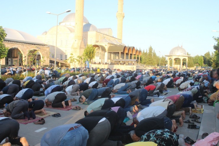 Adıyaman’da Binlerce Kişi Bayram Namazı İçin Saf Tuttu