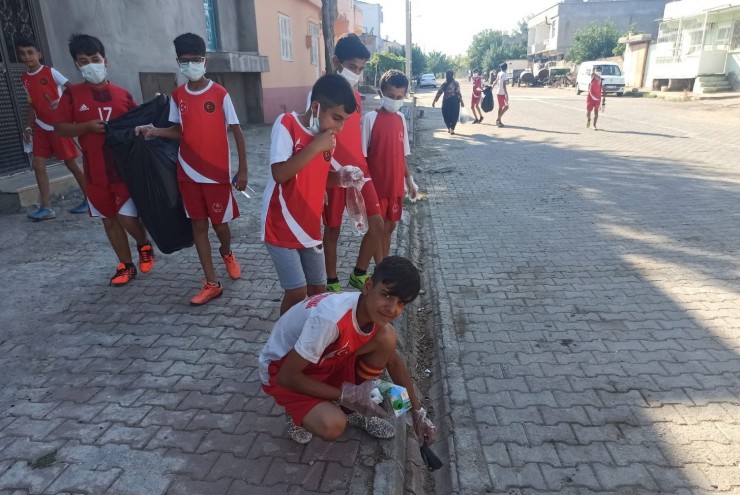 Sokak Ve Caddeleri Sporcular Temizledi