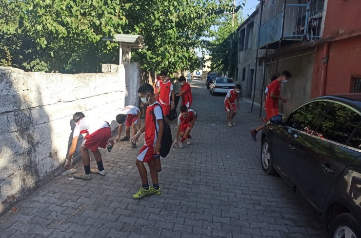 Sokak Ve Caddeleri Sporcular Temizledi