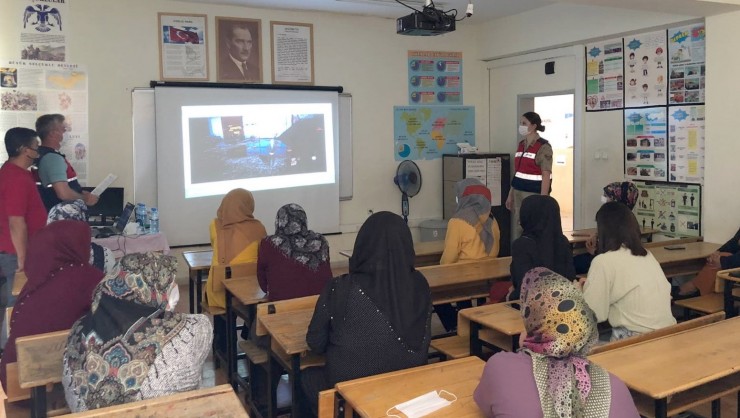 Annelere Uyuşturucuyla Mücadele Semineri Verildi