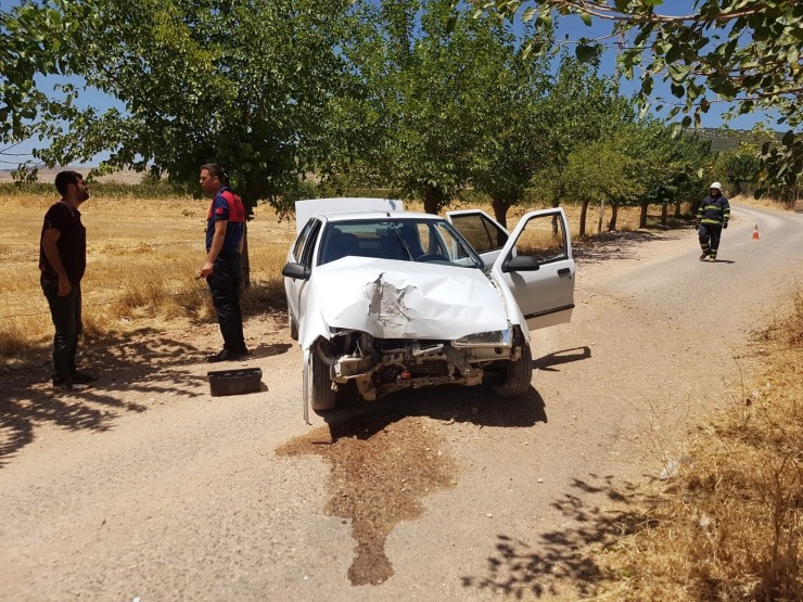 Yaralı Kardeşini Hastaneye Yetiştirmek İsterken Kaza Yaptı