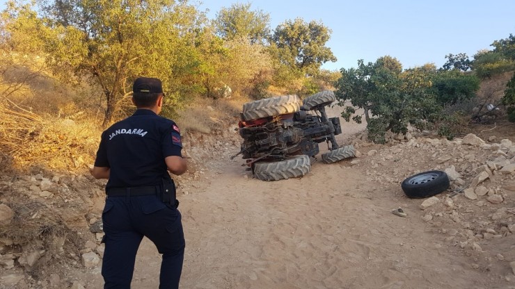 Traktörün Altında Kalan Çiftçi Hayatını Kaybetti