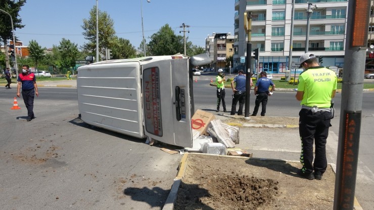 Hasta Taşıyan Ambulans İle Minibüs Çarpıştı