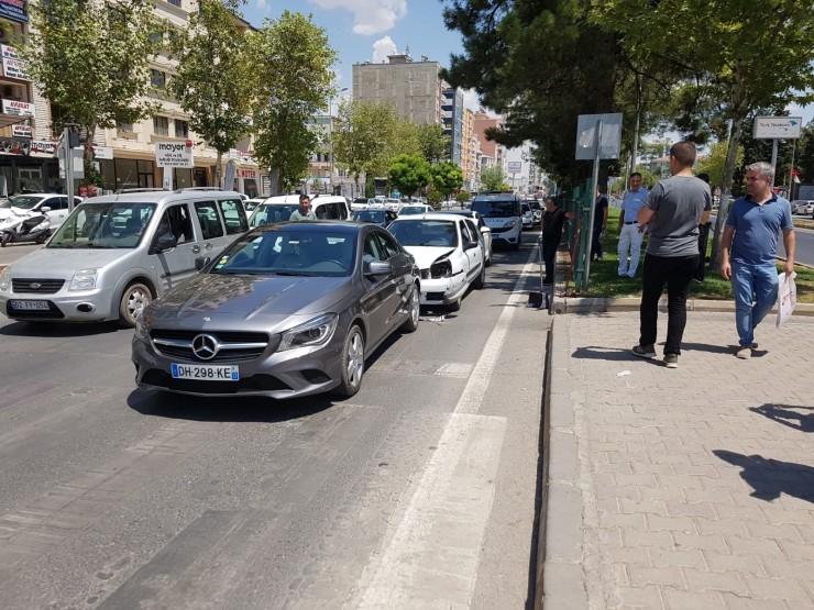 Yayaya Çarpmamak İçin Durunca Zincirleme Kaza Oldu