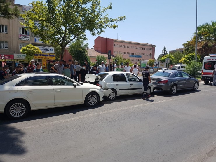 Yayaya Çarpmamak İçin Durunca Zincirleme Kaza Oldu