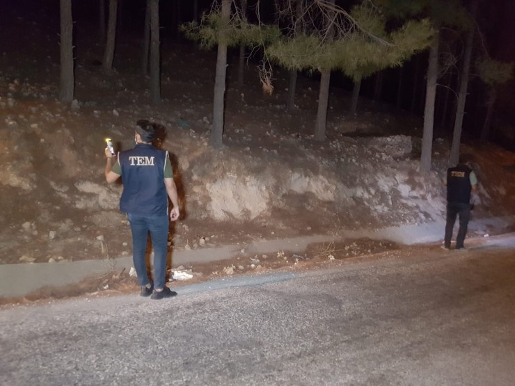 Ormanda El Feneri Gezen Şahıslar Polisi Alarma Geçirdi