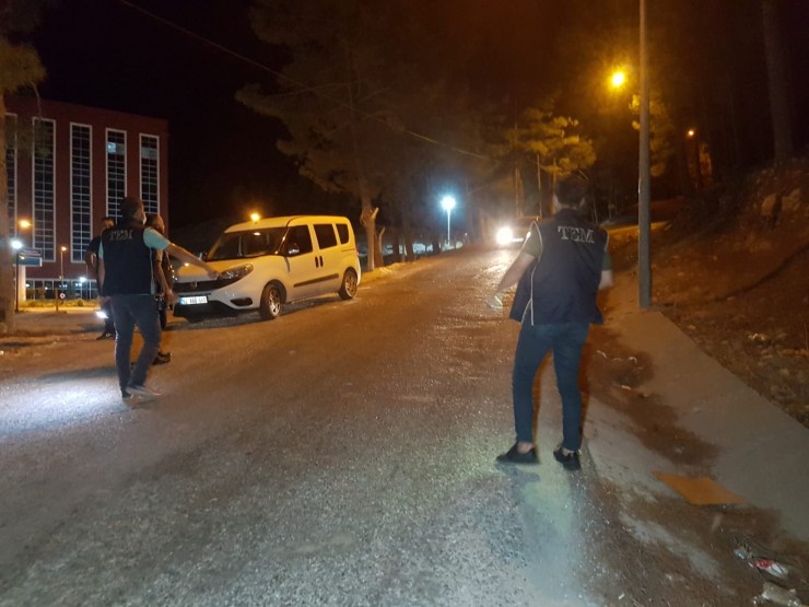 Ormanda El Feneri Gezen Şahıslar Polisi Alarma Geçirdi