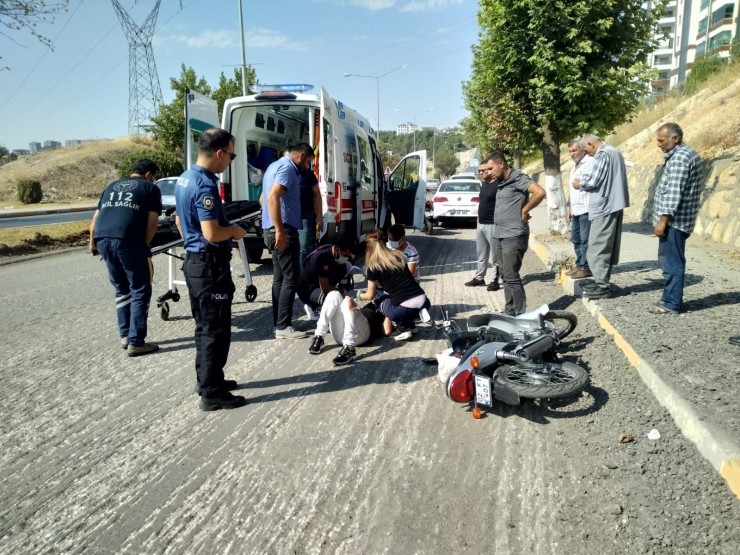 Hafif Ticari Aracın Çarptığı Motosiklet Sürücüsü Ağır Yaralandı