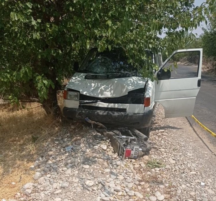 Minibüs İle Motosiklet Çarpıştı: 3 Yaralı