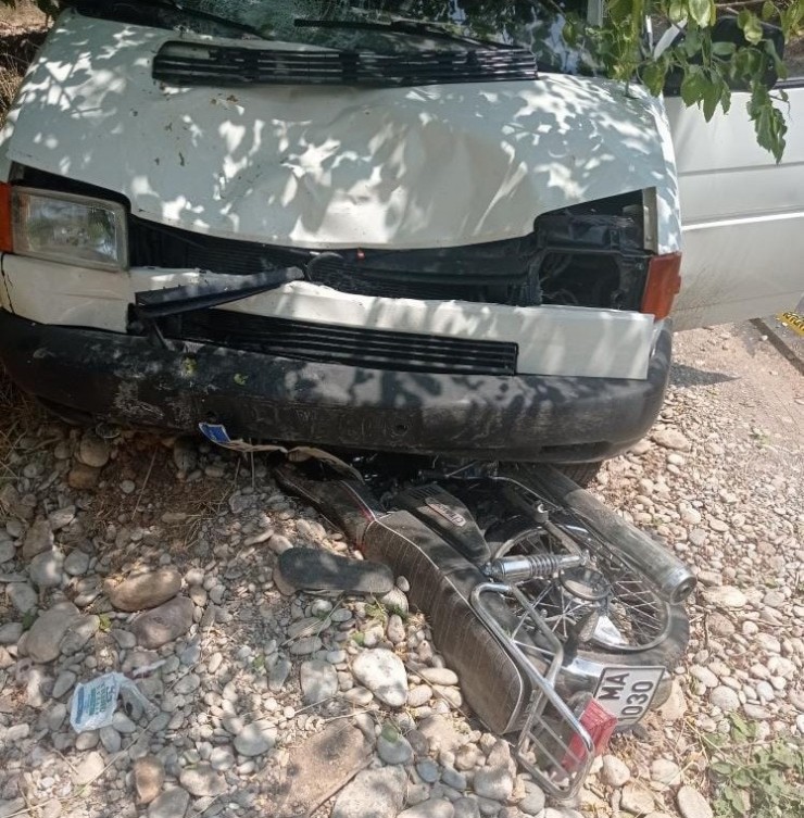 Minibüs İle Motosiklet Çarpıştı: 3 Yaralı