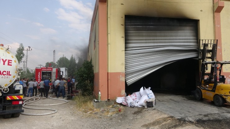 Fabrika Yangını Korku Ve Paniğe Neden Oldu