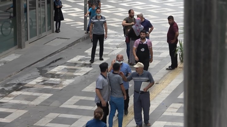 Atm Sırasında Tartışan İki Kişi Tabureli Kavgaya Tutuştu