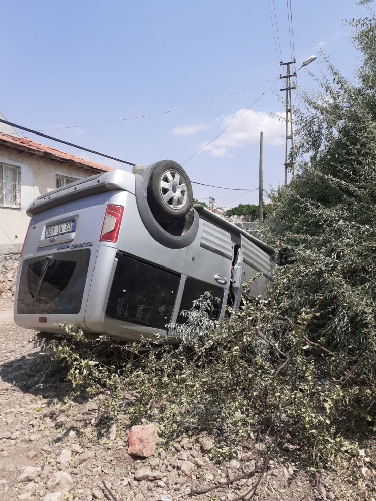 Çarpışan Araçlardan Biri İkamet Bahçesine Daldı