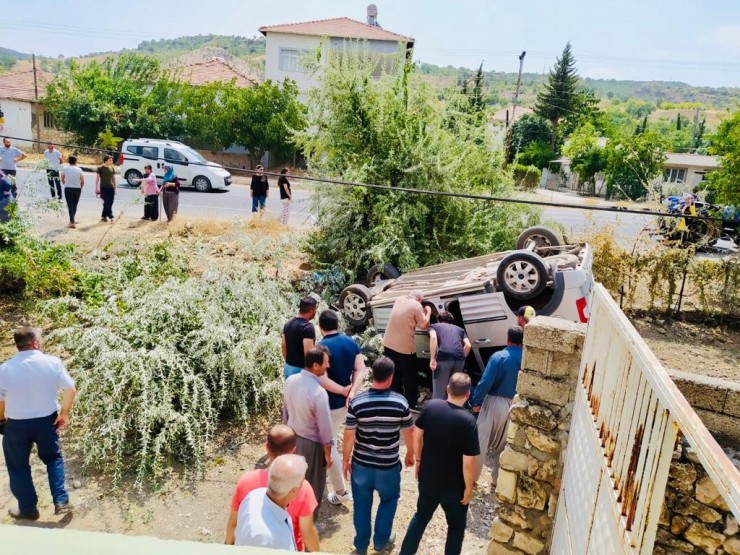 Çarpışan Araçlardan Biri İkamet Bahçesine Daldı