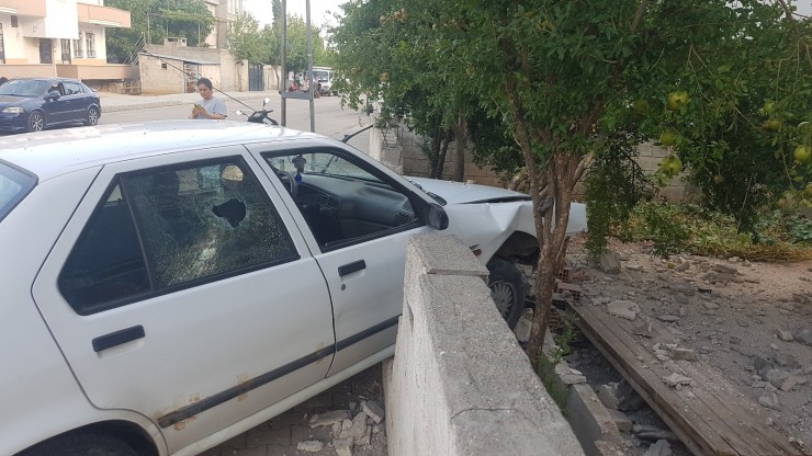 Otomobil Kaldırımda Duran Gençlerin Arasına Daldı: 4 Yaralı