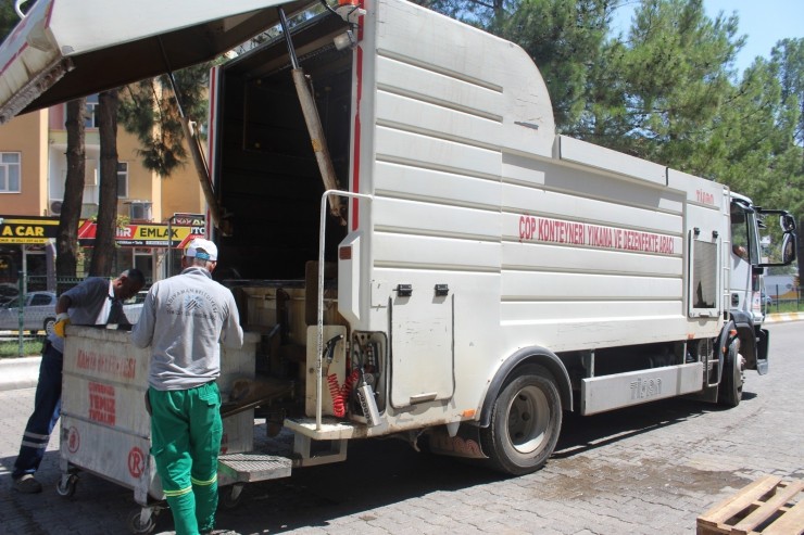 Kahta’daki Çöp Konteynerleri Parfümlü Dezenfektanla Yıkanıyor