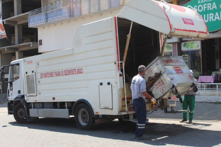 Kahta’daki Çöp Konteynerleri Parfümlü Dezenfektanla Yıkanıyor