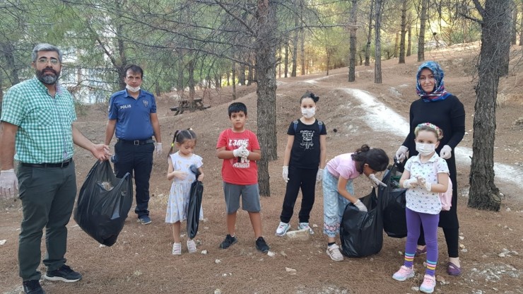 Öğretmen, Öğrenci Ve Veliler Ormanda Temizlik Yaptı