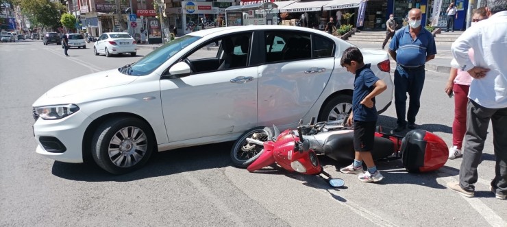 ’u’ Dönüşü Kazaya Neden Oldu: 2 Yaralı