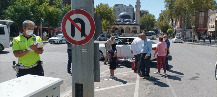 ’u’ Dönüşü Kazaya Neden Oldu: 2 Yaralı