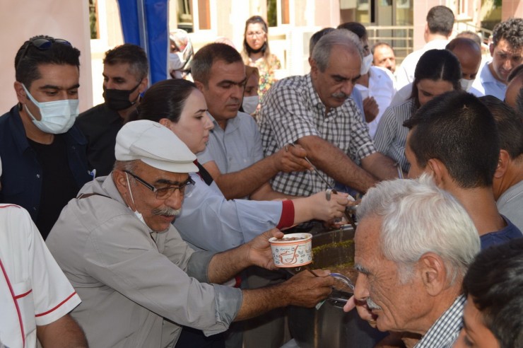 Besni İlçesinde Vatandaşlara Aşure İkram Edildi