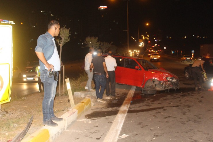 Düğünden Dönen Aile Kaza Yaptı: 4 Yaralı