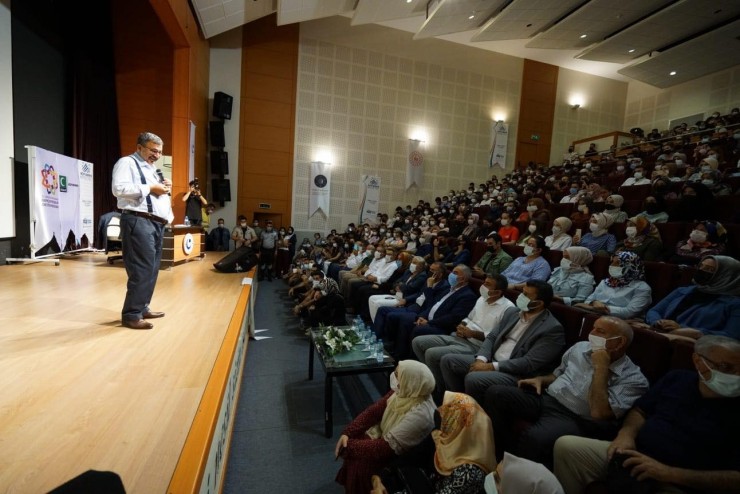 Hayati İnanç’tan ‘nesl-i Şahane’ Konferansı