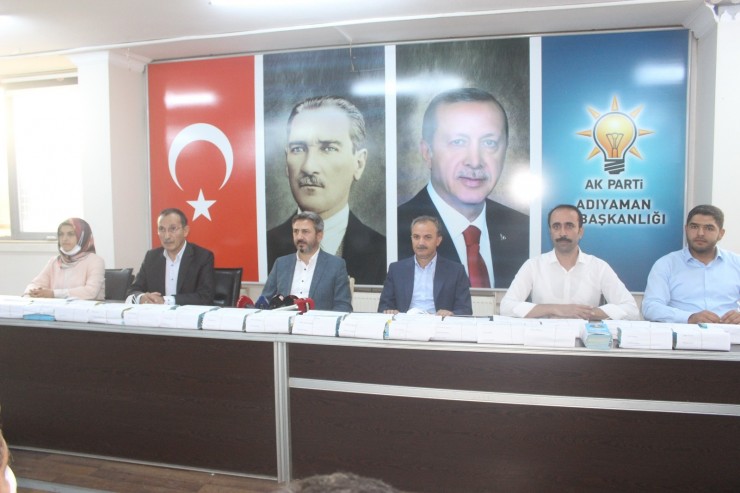 Ak Parti Yönetimi Kent Merkezinde Yapılan Hizmetleri Anlatan Broşür Dağıttı