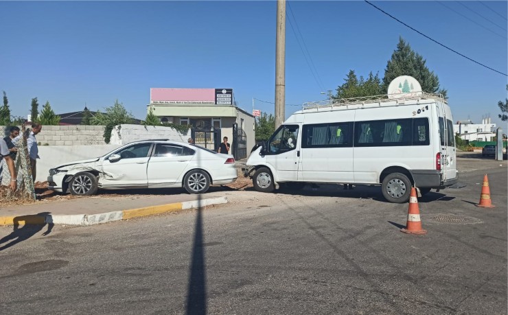 Kahta’da Minibüs İle Otomobil Çarpıştı: 2 Yaralı