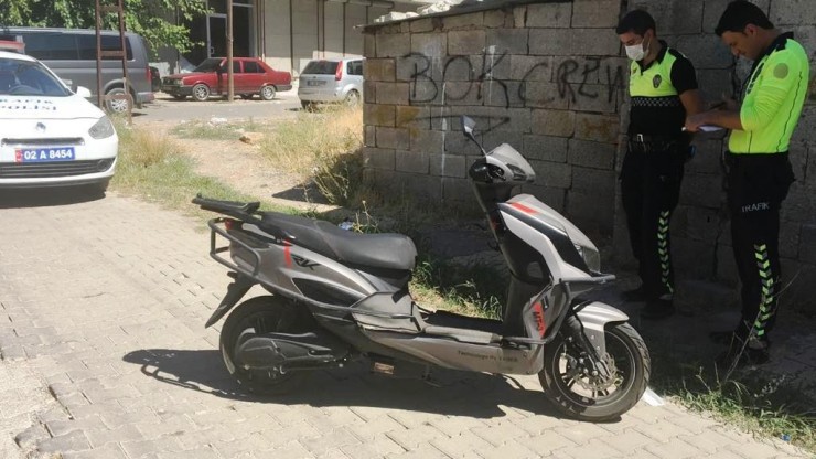 Kahta’da Motosikletli Kediye Çarpmamak İçin Kaza Yaptı