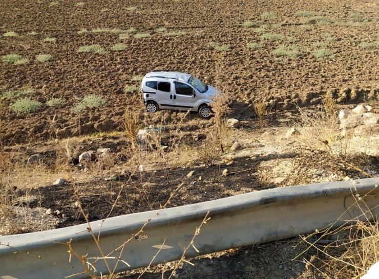 Otomobil Hafif Ticari Araca Arkadan Çarptı