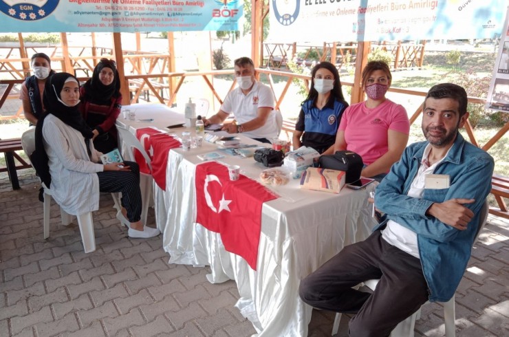 Polislerden Üniversite Öğrencilerine Bilgi Standı