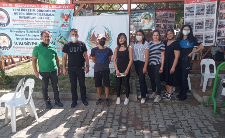 Polislerden Üniversite Öğrencilerine Bilgi Standı