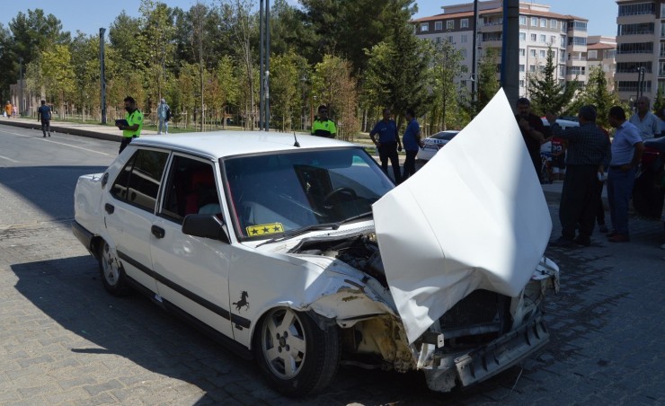 Hafif Ticari Araç İle Otomobil Çarpıştı: 3 Yaralı