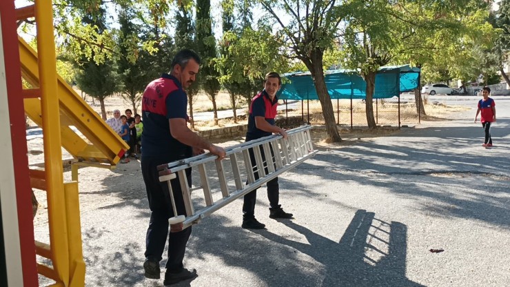 Evinde Mahsur Kalan Kadını İtfaiye Ekipler Kurtardı