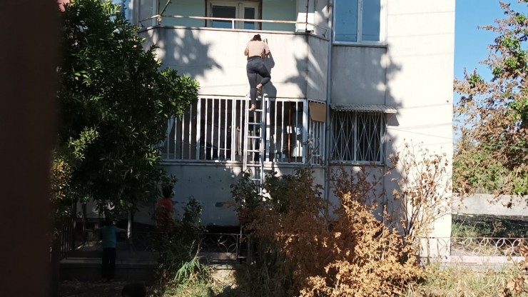 Evinde Mahsur Kalan Kadını İtfaiye Ekipler Kurtardı