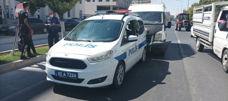 Minibüs Polis Aracına Arkadan Çarptı: 2 Polis Yaralı