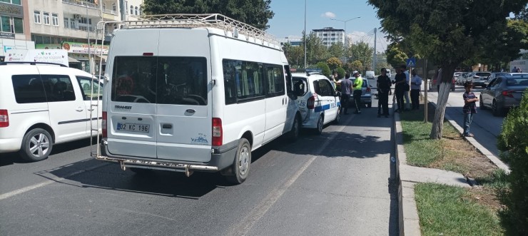 Minibüs Polis Aracına Arkadan Çarptı: 2 Polis Yaralı