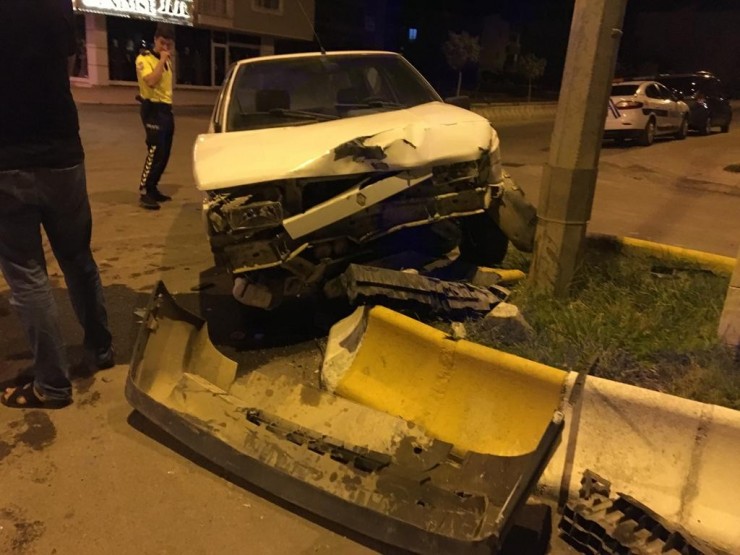 Kavşakta Çarpışan Otomobillerdeki 2 Kişi Yaralandı