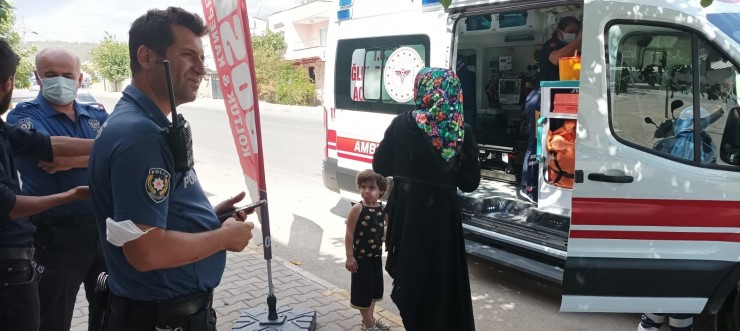 Eteği Zincire Dolandı, Çocuğuyla Yola Düştü