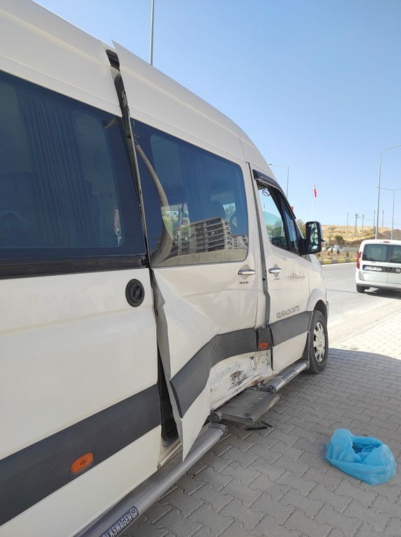 Adıyaman’da Otomobil İle Minibüs Çarpıştı: 5 Yaralı