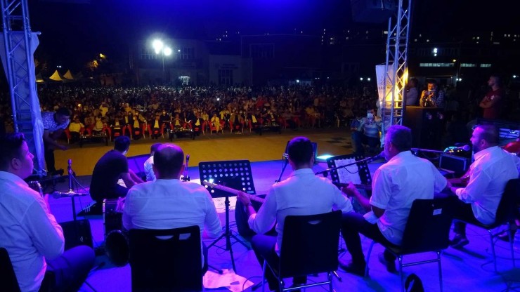 Üniversite Öğrencilerine Çiğ Köfteli Konserli Karşılama