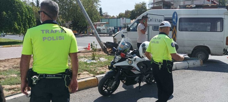 Yayaya Çarpmamak İçin Aydınlatma Direğine Çarptı