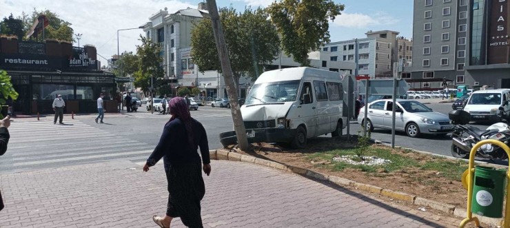 Yayaya Çarpmamak İçin Aydınlatma Direğine Çarptı