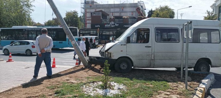 Yayaya Çarpmamak İçin Aydınlatma Direğine Çarptı