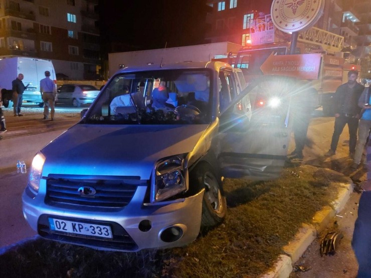 Adıyaman’da Otomobil İle Hafif Ticari Araç Çarpıştı: 8 Yaralı