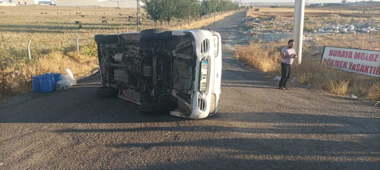 Kamyonetin Arkadan Çarptığı Midibüs Takla Attı: 1 Yaralı