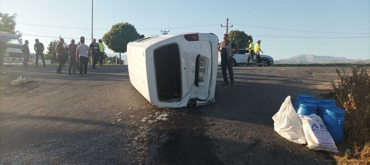 Kamyonetin Arkadan Çarptığı Midibüs Takla Attı: 1 Yaralı