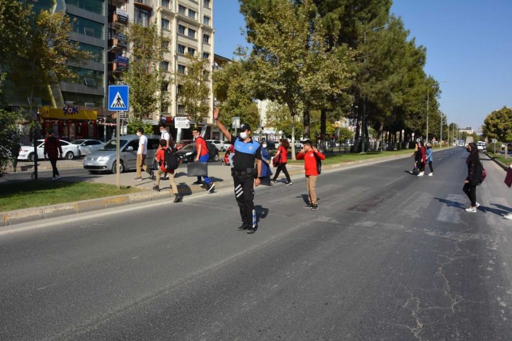 Polis Okul Önlerinde Denetimi Arttırdı