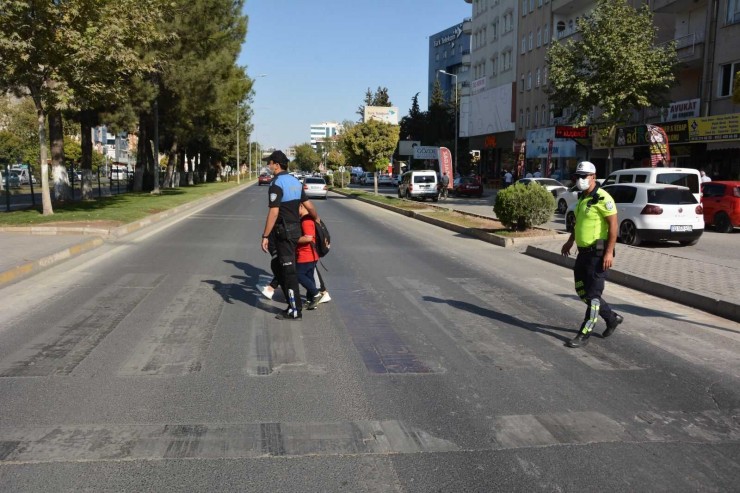 Polis Okul Önlerinde Denetimi Arttırdı